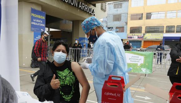 Como parte de la estrategia ‘Vamos a tu encuentro, ¡Vacúnate ya!’ se inmunizaron a más de 1.300 en tres estaciones del Metro de Lima. Foto: Violeta Ayasta/@photo.gec