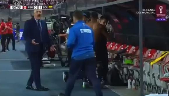 En Ecuador buscan la camiseta de Diego Palacios antes del gol de la selección peruana. (Foto: Captura de Latina Televisión)