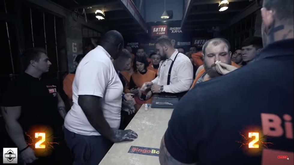 Vasily Kamotsky, campeón mundial de cachetazos, tuvo duro rival en el brasileño Black Papa en una cárcel de Rusia (Captura: Youtube)