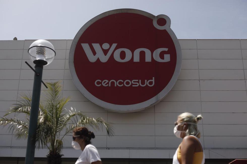 Así lucieron las largas colas en Wong en el día que solo salen mujeres. Foto: Leandro Britto / GEC