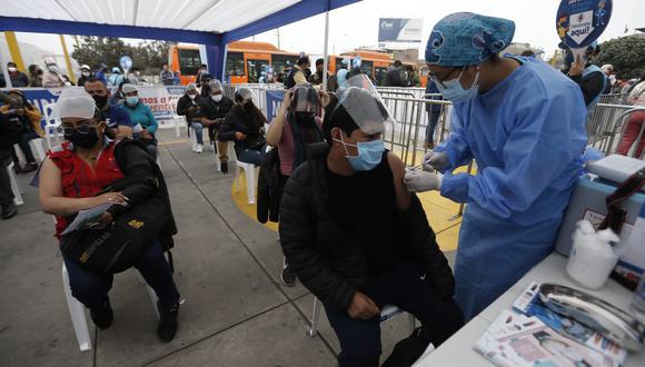 Hoy, miércoles 29, se inmuniza a mayores de 21 años en el terminal Naranjal del Metropolitano. (Foto: Jorge cerdan/@photo.gec)