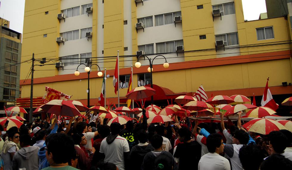 Hinchas llegaron a la concentración de Universitario para alentar a jugadores
