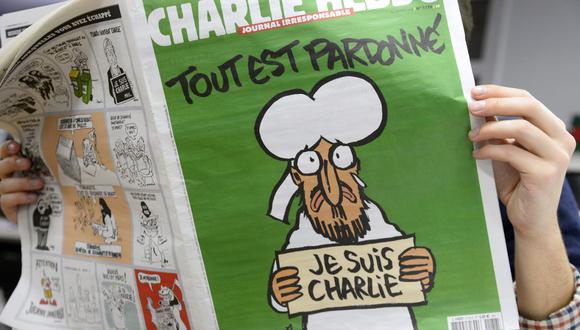 En esta foto de archivo tomada el 13 de enero de 2015, un hombre lee en una sala de redacción en París, la última copia del semanario satírico francés Charlie Hebdo. (Bertrand GUAY / AFP)