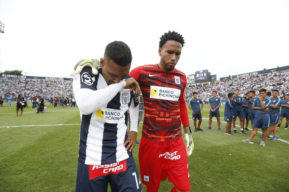 Los jugadores de Alianza Lima abandonaron cabizbajos el campo de Matute tras perder la final | Foto: GEC