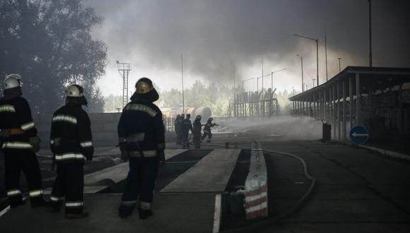 Incendio en depósito de combustible cerca de la localidad de Vasylkiv, a las afueras de Kiev, Ucrania. (Foto referencial: EFE)