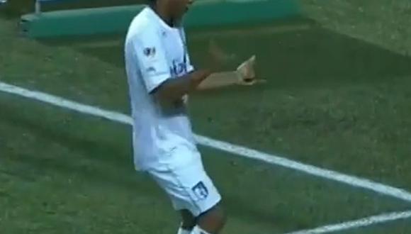 Ronaldinho realiza espectacular pase de taco en empate de Querétaro