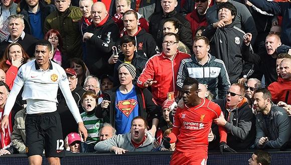 Hinchas de Liverpool impiden que Mario Balotelli agreda a rival [VIDEO]