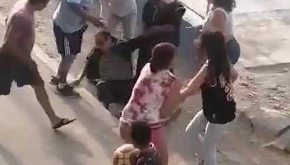 Un grupo de extranjeros golpeó a dos ancianos que impidieron que desalojen a niños que jugaban en una losa deportiva.(Captura de video)
