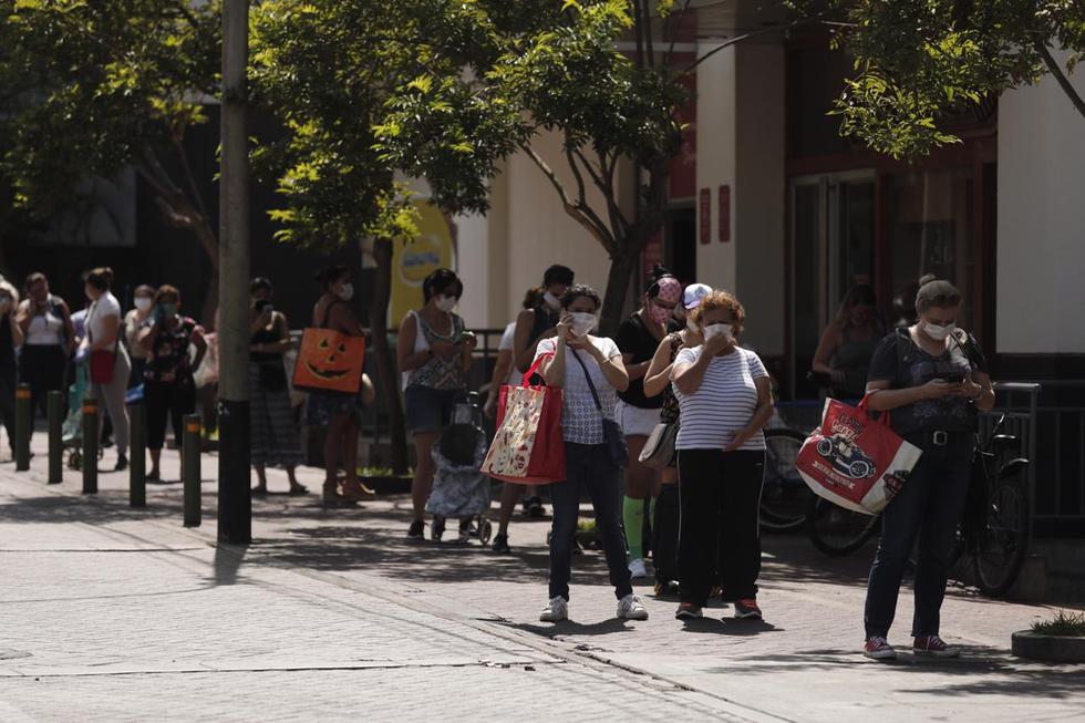 Así lucieron las largas colas en Wong en el día que solo salen mujeres. Foto: Leandro Britto / GEC