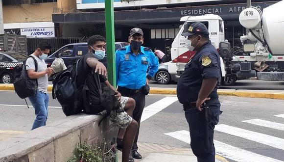 Un joven venezolano de 21 años pedía limosna en el distrito miraflorino y el sereno le pidió abandonar el lugar ya que está prohibido en dicho lugar. Foto: RPP