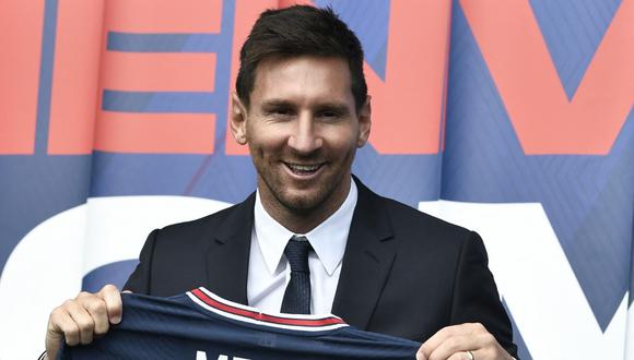 Argentinian football player Lionel Messi poses as he holds-up his number 30 shirt during a press conference at the French football club Paris Saint-Germain's (PSG) Parc des Princes stadium in Paris on August 11, 2021. - The 34-year-old superstar signed a two-year deal with PSG on August 10, 2021, with the option of an additional year, he will wear the number 30 in Paris, the number he had when he began his professional career at Spain's Barca football club. (Photo by STEPHANE DE SAKUTIN / AFP)