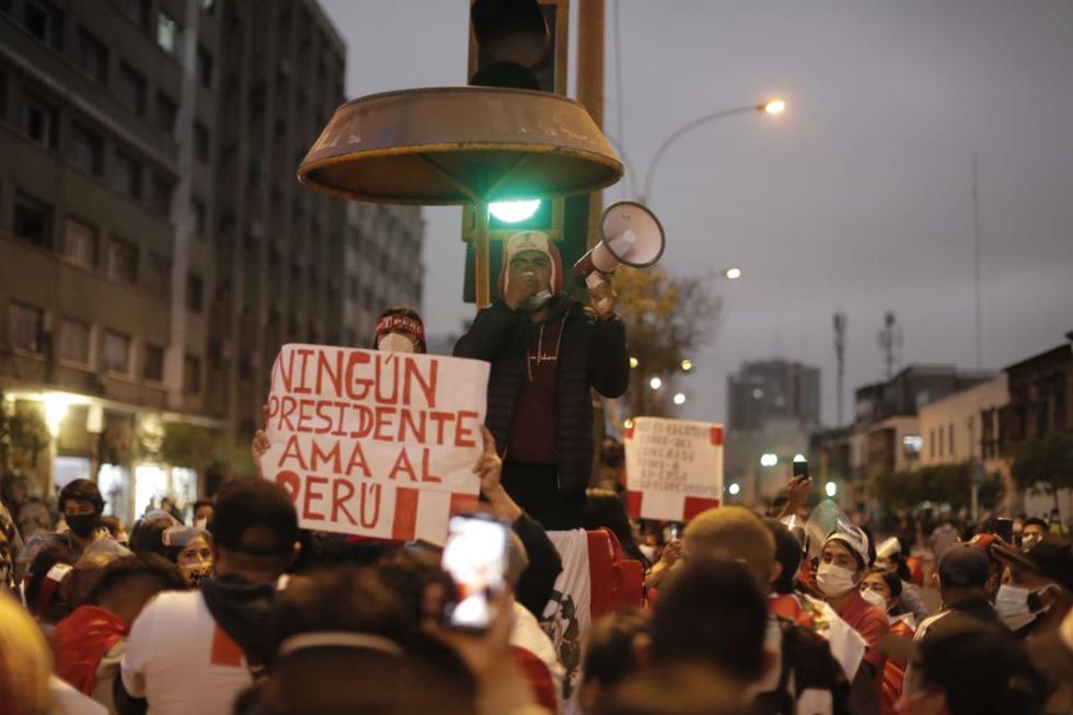 Varios de grupos de manifestantes se movilizaron este lunes por las principales vías del Cercado de Lima tras la elección de Francisco Sagasti como presidente del Congreso y, por ende, mandatario hasta el 28 de julio del 2021. (Fotos: Renzo Salazar/@photo.gec)