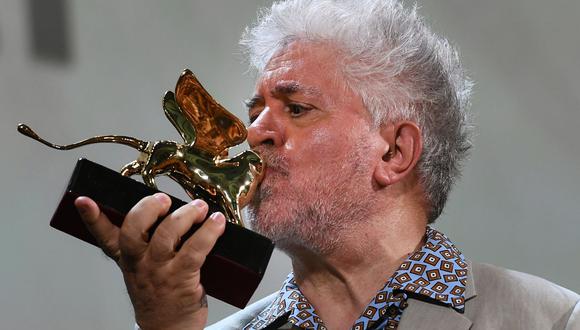 Pedro Almodóvar recibiendo su León de Oro en la edición 2019 del Festival de Cine de Venecia. (Foto: AFP)