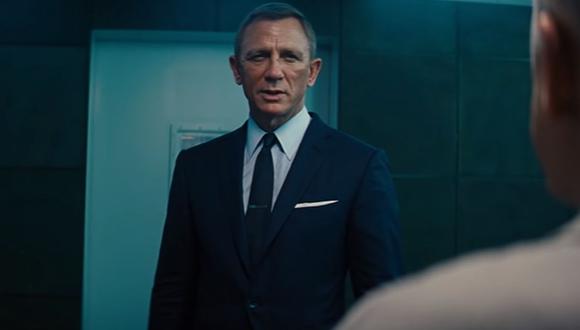Daniel Craig es condecorado por la Reina Isabel II, al mismo estilo de James Bond. (Foto: Paramount Pictures)