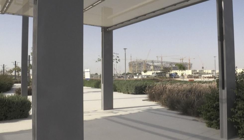 La agencia AFP presenció que las obras de construcción del estadio Lusail, donde se jugará la final del Mundial Qatar 2022, continúan en medio de la pandemia. (Captura: AFP TV)