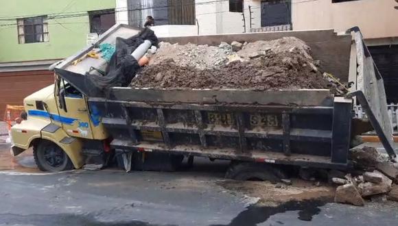 Llantas del camión terminaron incrustadas en el pavimento, en el distrito de Chorrillos. (Foto: captura | RPP)