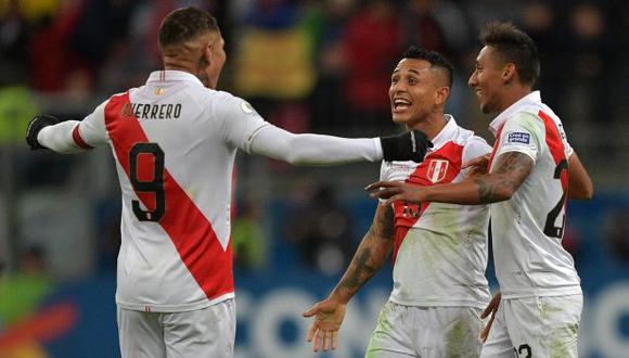 (L-R) Peru's Paolo Guerrero, Yoshimar Yotun and Christofer Gonzales celebrate after defeating Chile 3-0 in their Copa America football tournament semi-final match at the Gremio Arena in Porto Alegre, Brazil, on July 3, 2019. (Photo by Carl DE SOUZA / AFP)