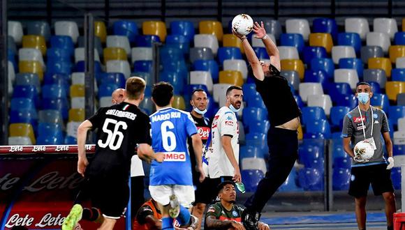 Gennaro Gattuso y el salto que se convirtió en viral en el Napoli vs. Milan. (Foto: EFE)