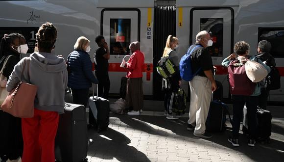Tras el ataque, el tren de alta velocidad quedó parado en la estación de Seubersdorf, al sur del país y un importante dispositivo policial acudió al lugar. (Foto: Christof STACHE / AFP)