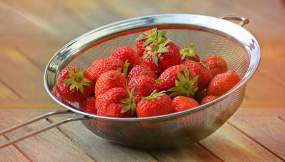 Las fresas o frutos rojos tienden a dañarse rápidamente en la nevera. Con estos trucos caseros quedarán perfectos por dos semanas. (Foto: Pixabay)