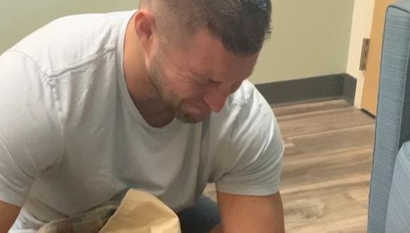 Exfigura de la NFL rompió en llanto antes de ver a su perro morir | VIDEO