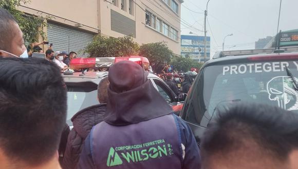 Transeúntes, comerciantes, serenos y policías atraparon a dos asaltantes de cambistas. (Foto: PNP)