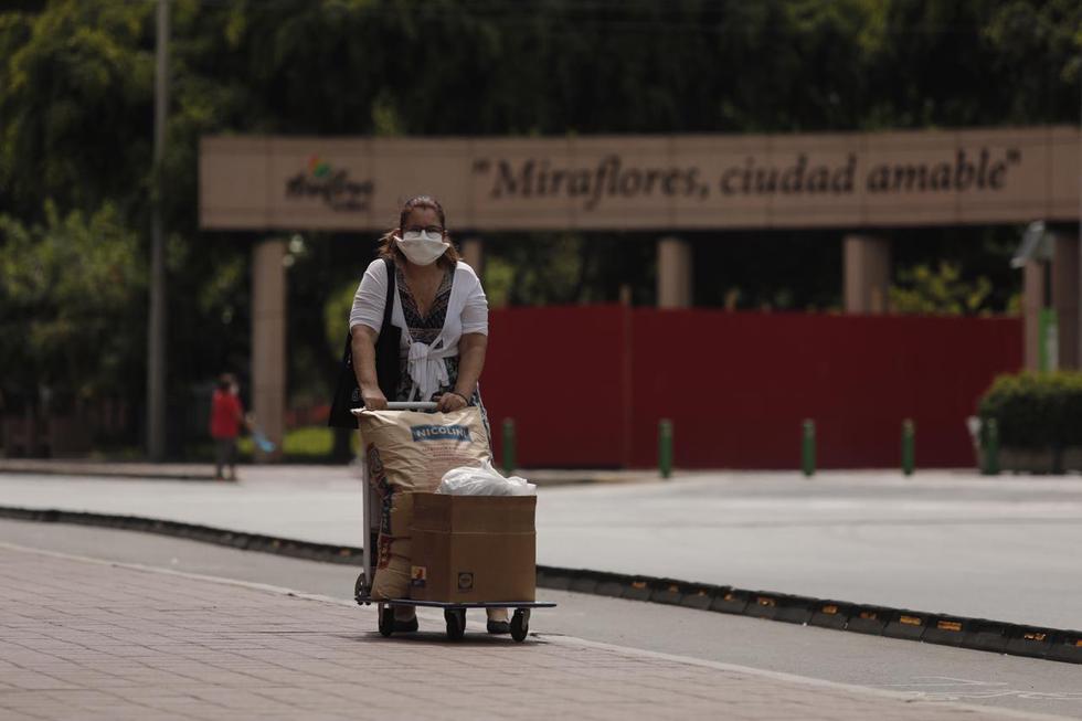 Así lucieron las largas colas en Wong en el día que solo salen mujeres. Foto: Leandro Britto / GEC