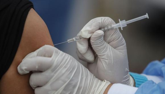 Desde diversos frentes han coincidido en recomendar que en caso de gripe se postergue la vacunación contra el COVID-19 (Foto: Andina)
