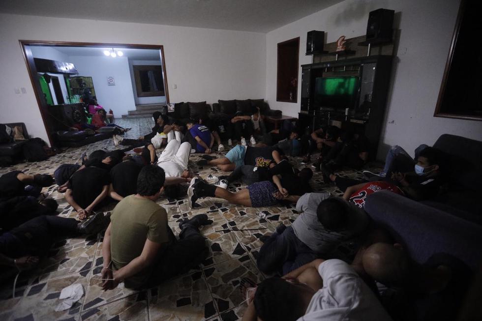 En un megaoperativo en el que participaron agentes de diversas unidades de la Policía Nacional, se intervino a 61 personas, entre ciudadanos venezolanos y peruanos, que se encontraban en el interior de una vivienda conocida como el ‘Bunker Calicanto’, situada dentro del condominio California, en Chaclacayo. El suceso ocurrió esta madrugada durante horario de inmovilización social (toque de queda), en el marco del estado de emergencia por coronavirus. (Foto: Joel Alonzo/ @photo.gec)
