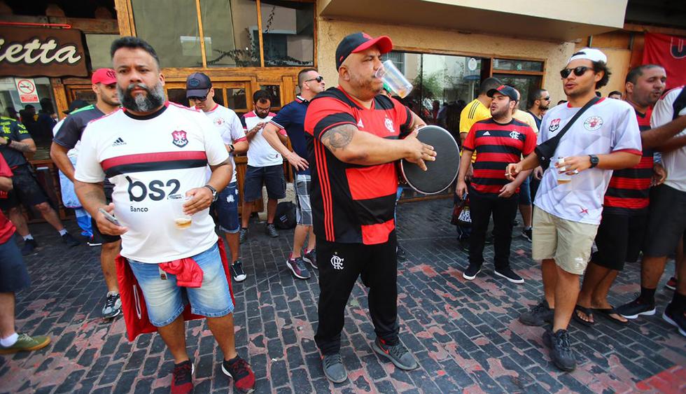 La hinchada del club retardó la salida de los autobuses que trasladaban a la delegación ya a las puertas del Ninho do Urubú, el centro de entrenamiento del Flamengo. (Foto: Hugo Curotto / GEC)