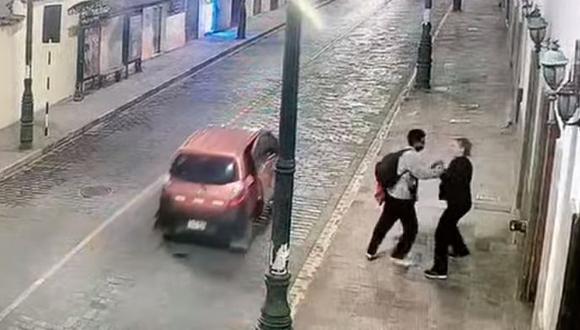Las imágenes muestran el forcejeo previo al robo entre la turista y el delincuente. (Captura de video de seguridad)
