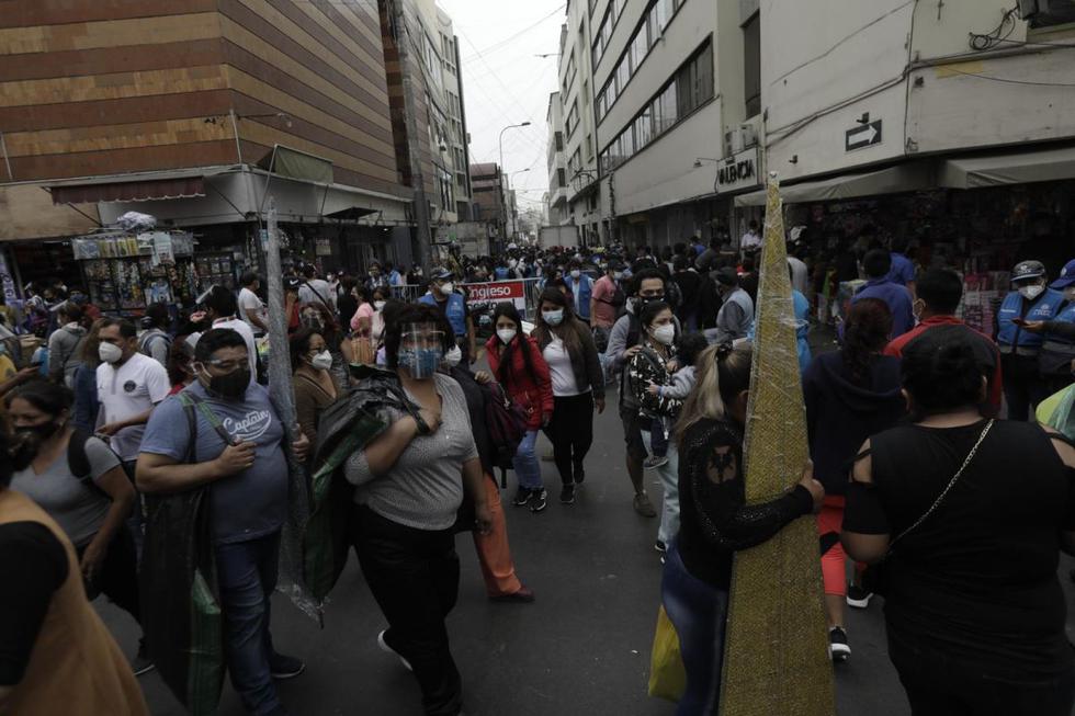 La cantidad de compradores y vendedores en Mesa Redonda, en el Cercado de Lima, se incrementa conforme se acerca la Navidad y Año Nuevo. (Foto: Anthony Niño de Guzmán/ @photo.gec)