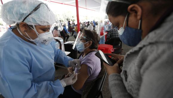 Gobierno se pronuncia sobre los mitos en torno a la vacunación contra el COVID-19. (Foto: Jorge Cerdán/GEC)