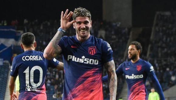 Atletico Madrid's Argentinian midfielder Rodrigo De Paul celebrates after scoring a goal during the UEFA Champions League first round group B football match between FC Porto and Club Atletico de Madrid at the Dragao stadium in Porto on December 7, 2021. (Photo by MIGUEL RIOPA / AFP)