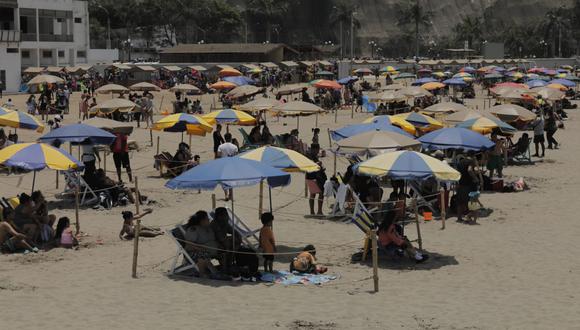 Gran cantidad de personas acudieron a la playa Agua Dulce en Chorrillos. Foto: Leandro Britto/GEC