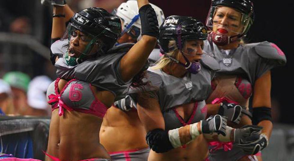 Jugadora de Fútbol Americano en lencería perdió su truza en pleno juego