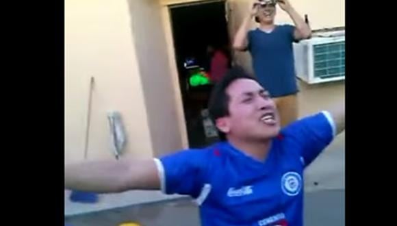 Hincha de Cruz Azul se vuelve loco y grita campeonato por la calle [VIDEO] 