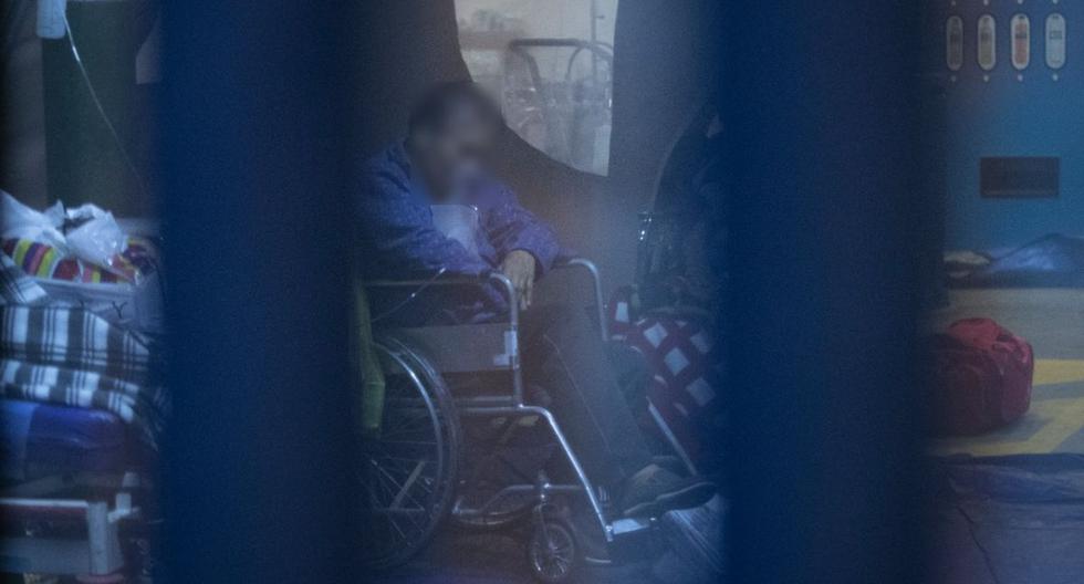 Pacientes de COVID-19 o altamente sospechosos son atendidos en carpas del hospital Guillermo Almenara. Pasan la noche en sillas de ruedas o camillas a solo unos metros de la calle. (Renzo Salazar / GEC)