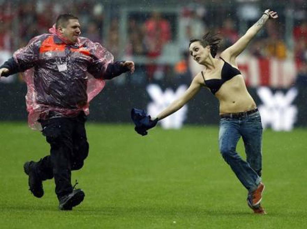Mujer ingresó semidesnuda al Bayern Munich vs. Friburgo [FOTOS]
