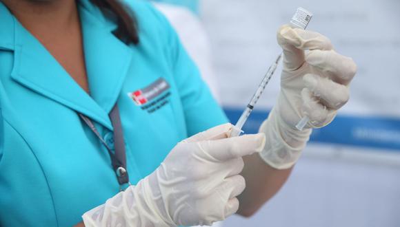 En el caso de algunas enfermedades o padecimientos será necesario que un médico evalúe previamente a la persona que va a recibir la vacuna contra el COVID-19. Sepa en qué casos. (Foto: Andina).