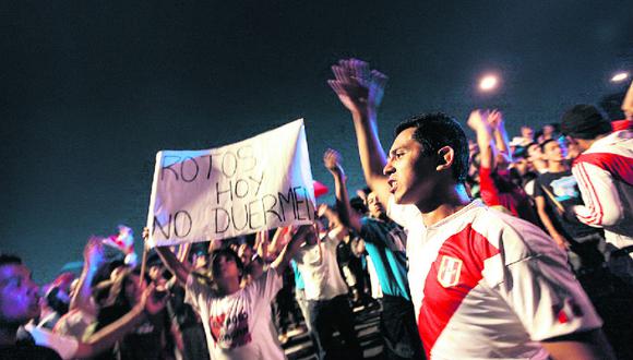 Miles de hinchas peruanos no dejarán dormir a selección chilena en Lima