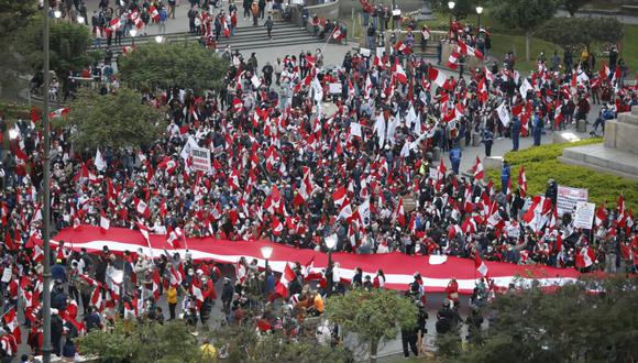 Colectivos llegaron hasta la Plaza San Martín y exigen vacancia del presidente Pedro Castillo. (Foto: GEC)