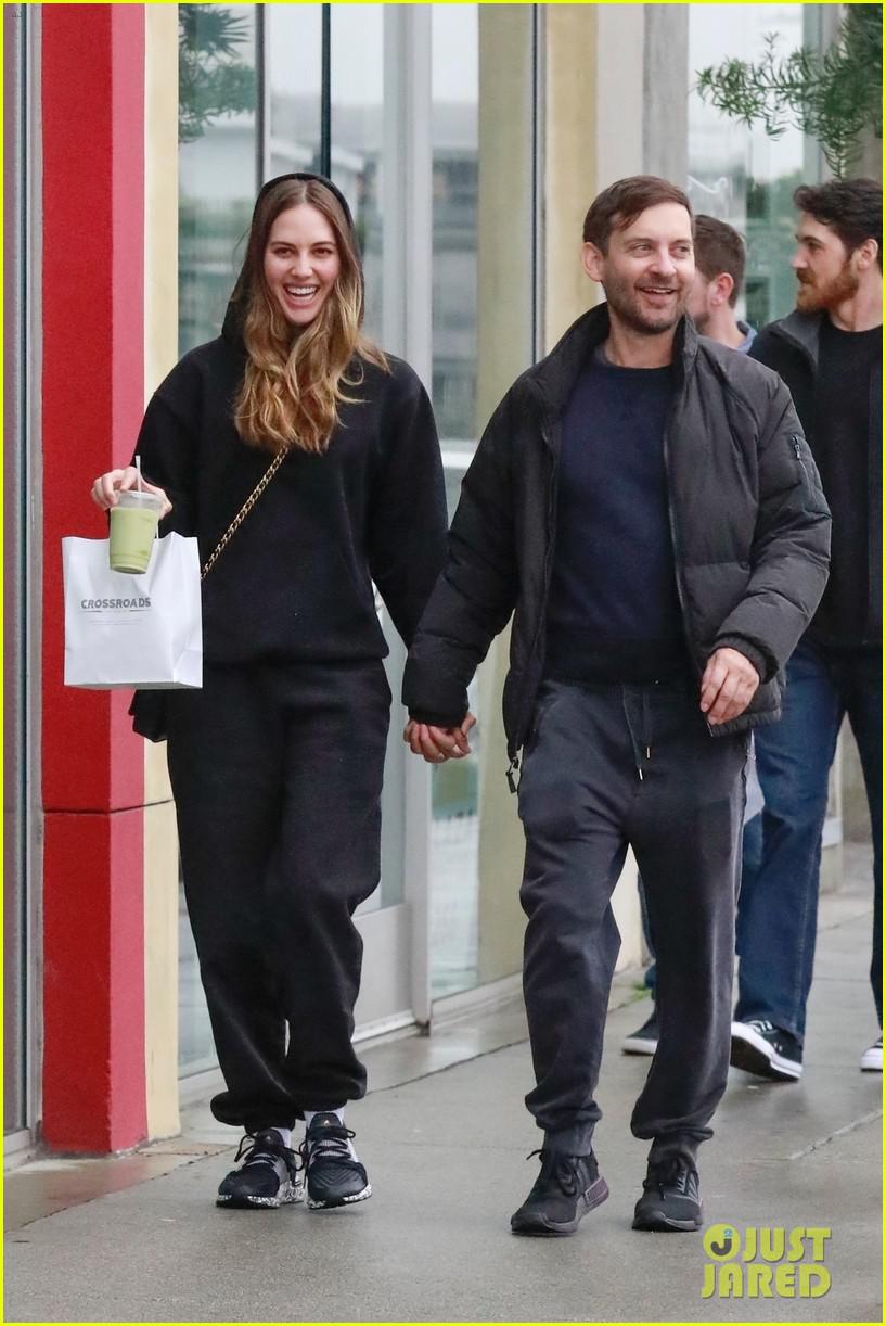 Tobey Maguire y su novia Tatiana Dieteman durante una cita de la tarde (Foto: JustJared)