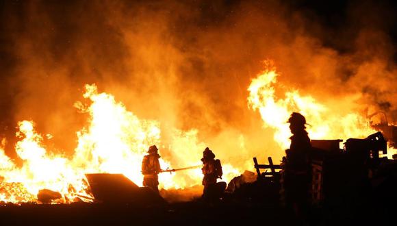 El incendio en Lurín fue reportado en la noche del viernes 18 de febrero. (Foto: César Grados/@photo.gec)