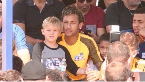 Neymar realiza torneo de fulbito en su barrio de Sao Paulo (FOTOS)