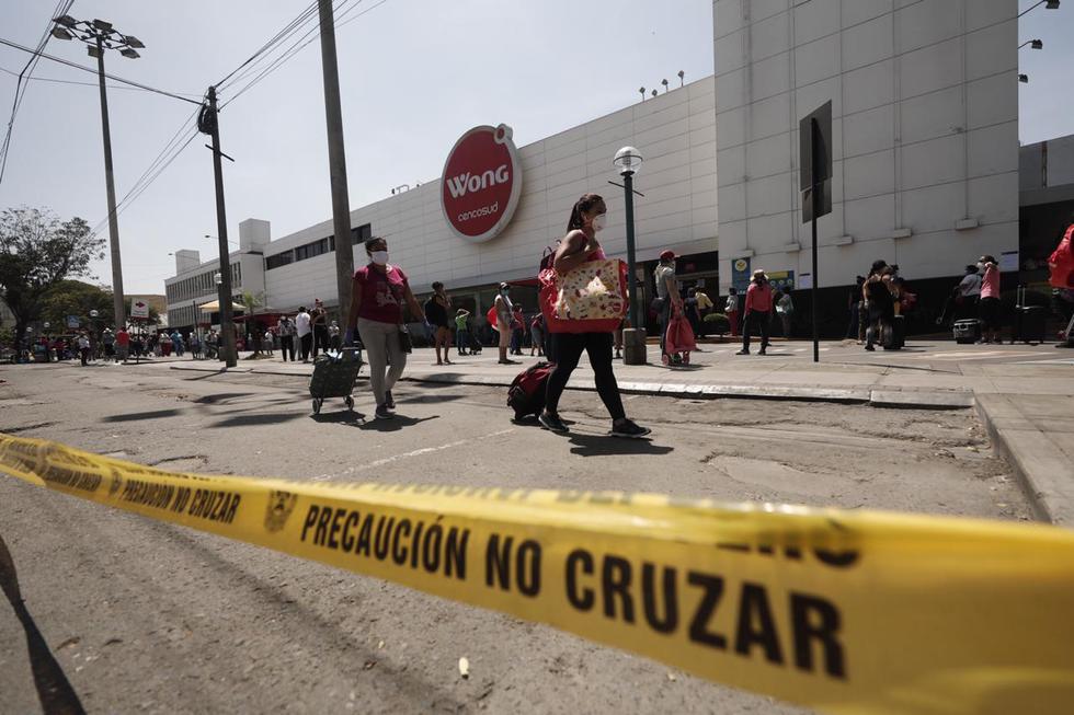 Así lucieron las largas colas en Wong en el día que solo salen mujeres. Foto: Leandro Britto / GEC