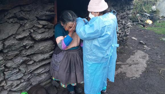 Esta ciudadana recibe la vacuna contra el COVID-19 en su vivienda de Huancavelica. (Foto: Diresa Huancavelica)