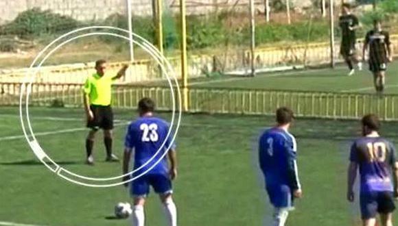 Insólito gol de un árbitro se hace viral en las redes sociales [VIDEO]