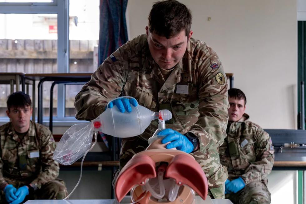 Soldado británicos son entrenados para poder brindar primeros auxilios a posibles víctimas del COVID-19