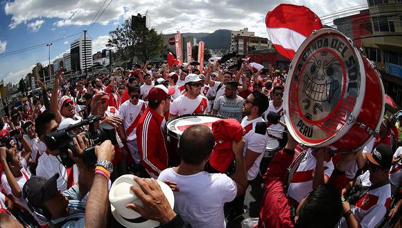 Perú - Uruguay: "La Blanquirroja" alza su voz de protesta por prohibición de ingreso de banderas e instrumentos | FOTO